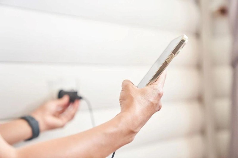 充电器一直不拔有多可怕 不要再这样充电了