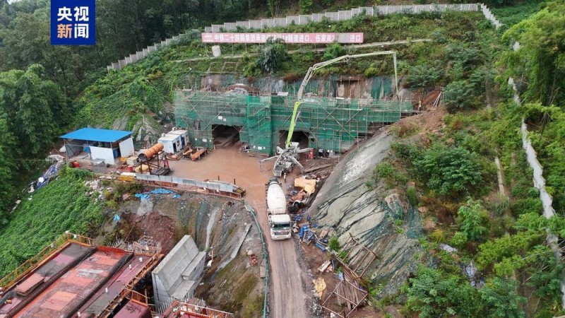 西渝高铁伍家岚一号隧道贯通