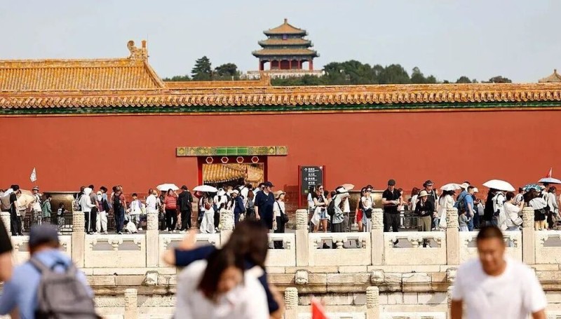 7点出发｜游客爬到孔子雕像上拍照？景区回应→