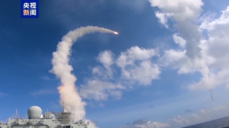 专治“火力不足恐惧症” 052D型驱逐舰的武器有多强？