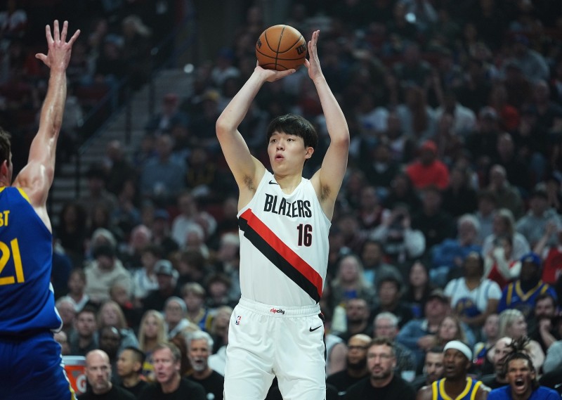 拿下首胜！杨瀚森暴扣迎运动战首分 上阵7分14秒3中1拿2分1板2帽