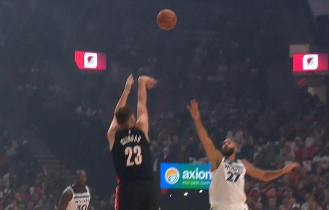 杨瀚森首秀被隔扣！被大帽！欢迎来到NBA！下半场没登场？很正常