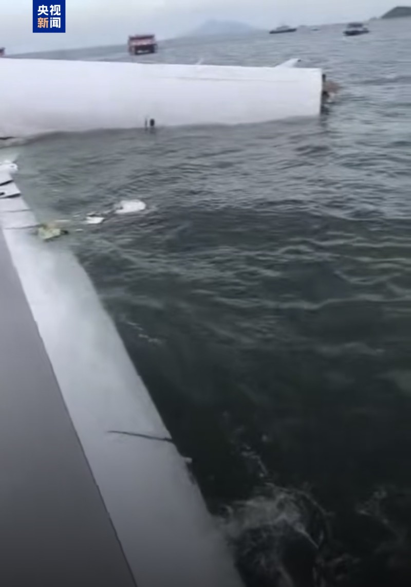 一货机在香港机场降落时冲出跑道 地勤车被撞致两人死亡