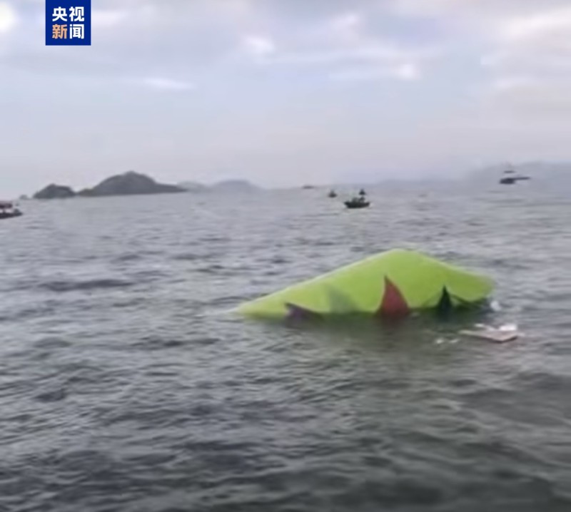 一货机在香港机场降落时冲出跑道 地勤车被撞致两人死亡