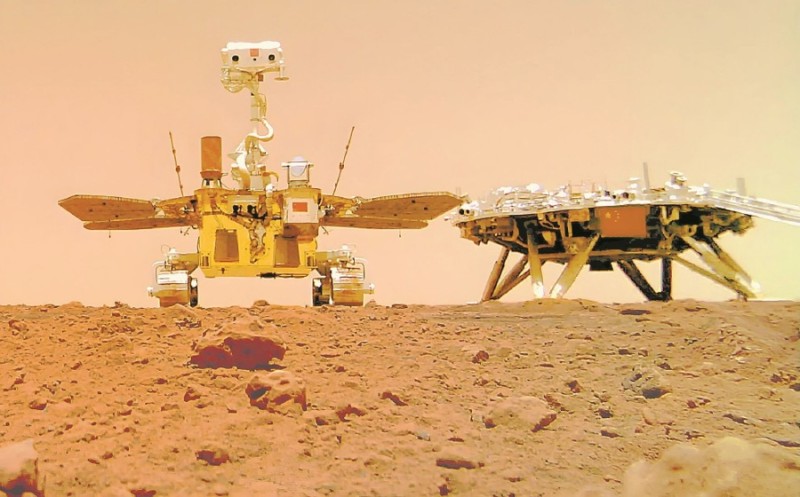 “ 十四五”期间,一大批科技前沿成果取得重大突破,“祝融号”火星车首次登陆火星。 国家航天局图 学术圆桌 |从“五年规划”读懂中国之治的特色和优势