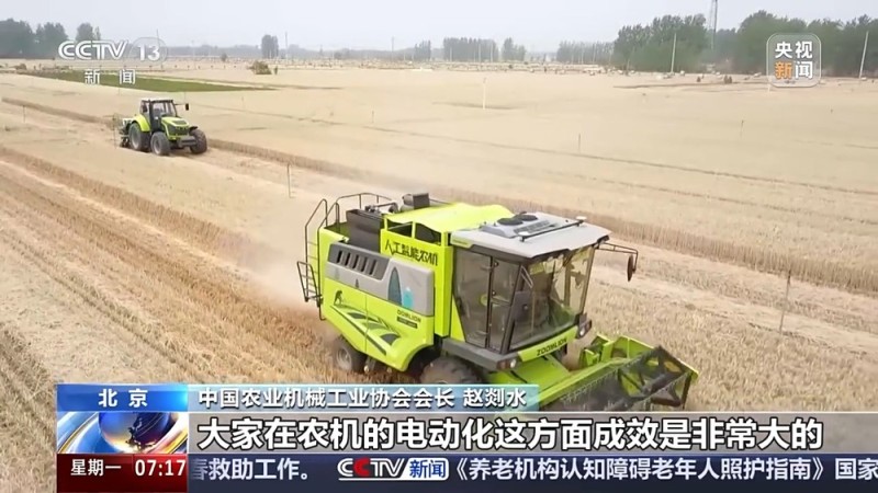先进农机帮忙 争分夺秒推进秋收