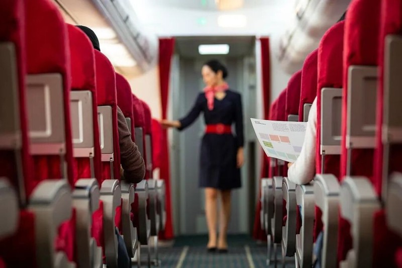 看丹观察丨航司招“空嫂”!挺好的事为啥让网友吵上热搜?