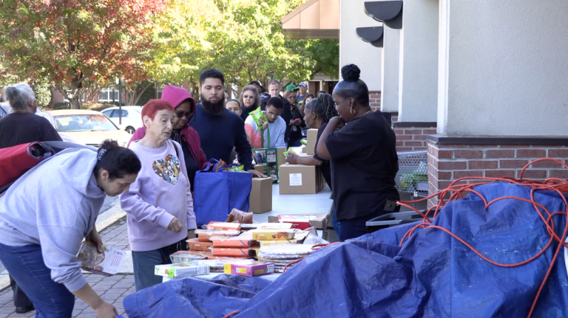 美政府“停摆”三周整 食品救济摊位前排起长队