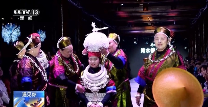 遇见你丨把时装周搬进村寨 他让“村T”走向世界