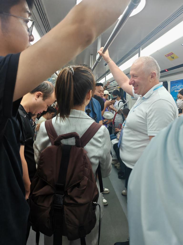 记者手记：为啥这么多外国人挤在广州这条地铁上？