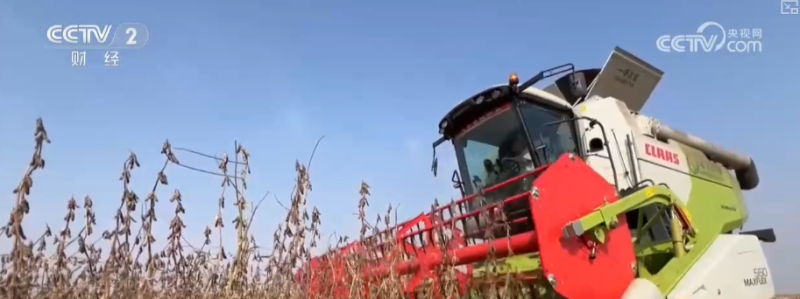 多举措协同全力推进秋收 高科技农机与时间“赛跑”抢收抢种