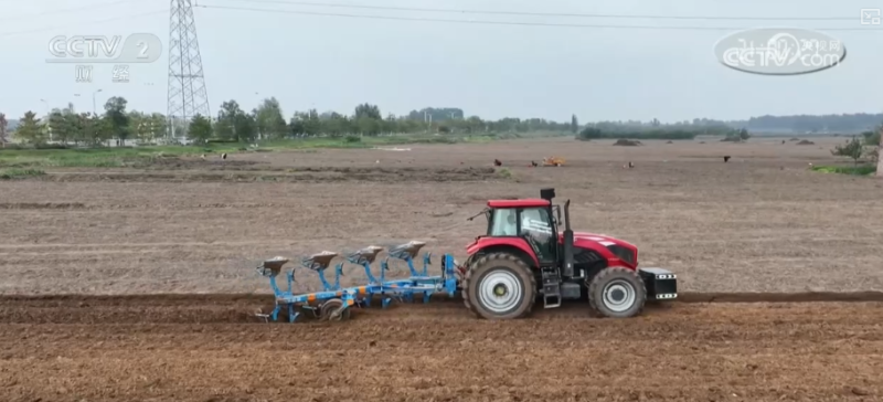 多举措协同全力推进秋收 高科技农机与时间“赛跑”抢收抢种