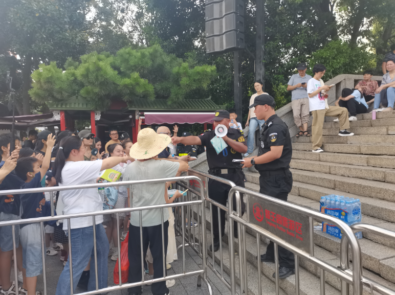 7点出发|小心“飞行的硫酸”!有人32楼家中被隐翅虫“占领”