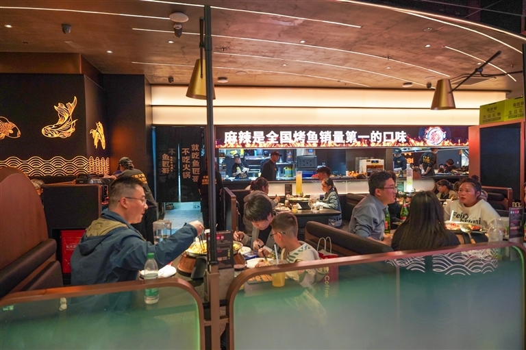 西藏自治区国庆消费市场活力迸发 各地市创新举措拉动消费增长