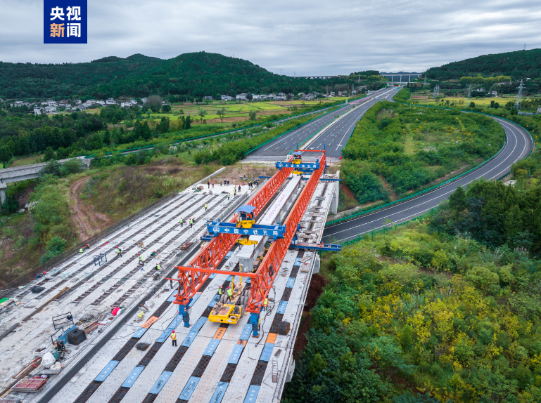 预计明年全线建成通车 G5京昆高速广绵扩容工程绵阳段架梁完成