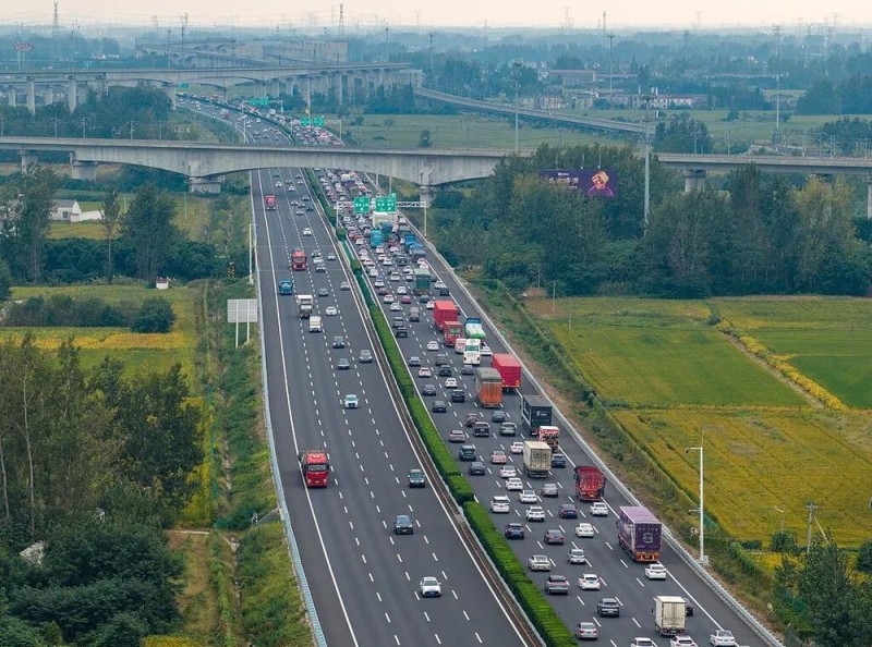 7点出发｜游客爬到孔子雕像上拍照？景区回应→