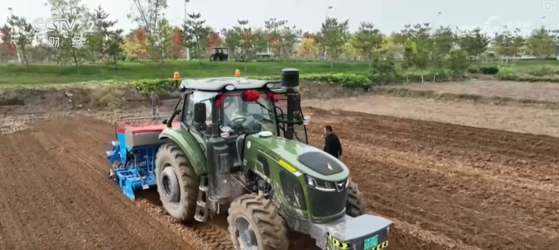 多举措协同全力推进秋收 高科技农机与时间“赛跑”抢收抢种