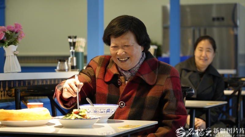 如何让老年人在家门口安享晚年?来看新疆的实践与突破