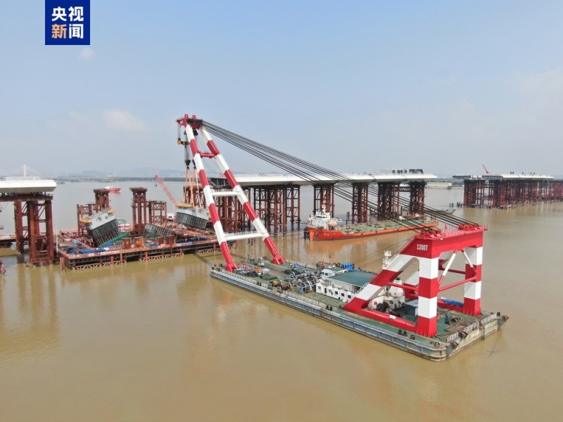 进度条刷新  广州万龙大桥首节段钢塔架设完成