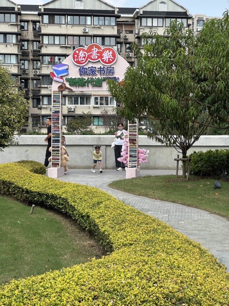 在华政百年校园与旧书相遇，“淘书乐”市集再升级
