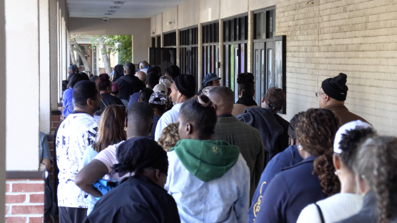 美政府“停摆”三周整 食品救济摊位前排起长队