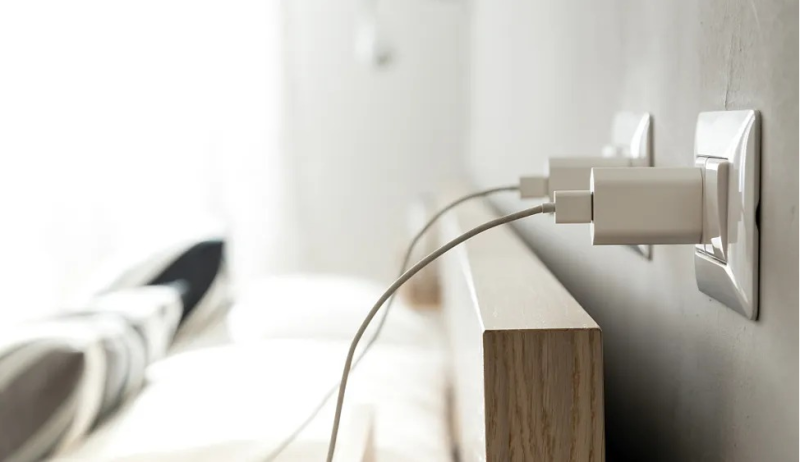 充电器一直不拔有多可怕 不要再这样充电了