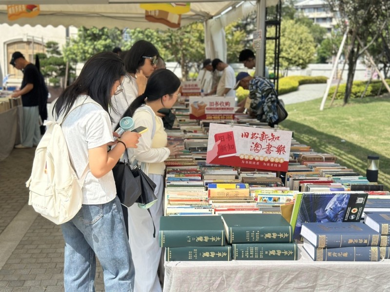 在华政百年校园与旧书相遇，“淘书乐”市集再升级