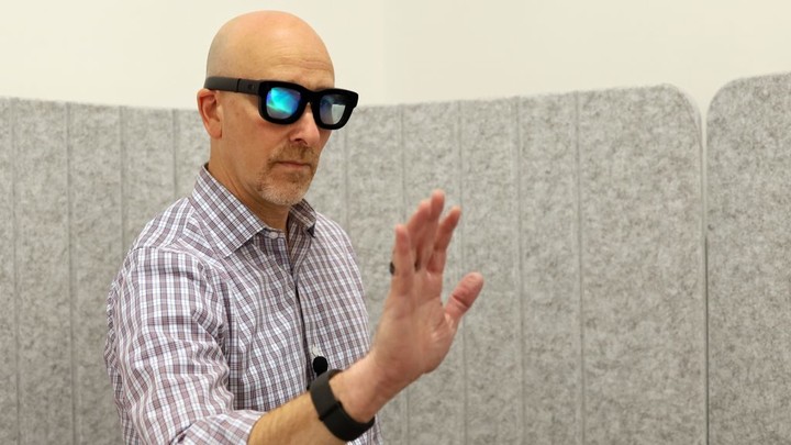 从 Meta 拆解、苹果眼镜爆料，看「不科幻但好用」的 AR 眼镜｜硬哲学