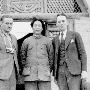 在瑞士，王毅外长提到一个人