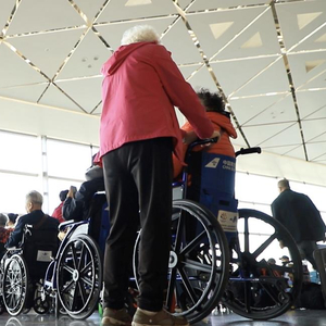 近三分之一旅客70岁以上 老人们的温暖“迁徙”该如何守护