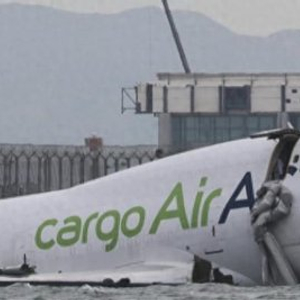 香港货机坠海事故遇难者身份公布：41岁安检督导和30岁安检队长 黑匣子仍未打捞上来