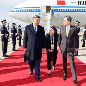 习近平抵达韩国出席亚太经合组织第三十二次领导人非正式会议并对韩国进行国事访问