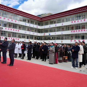 同升一面旗 共筑一个家那曲“红石榴”民族团结大院里的国庆节