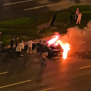 成都一轿车事故碰撞爆燃视频曝光，有救援者徒手砸驾驶窗玻璃，“如果车门能打开或许能救出来”