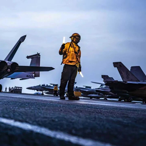 美军航母连摔两架飞机,是因遭到电磁攻击?中国军号发文