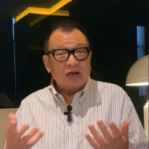 冯素波透露许绍雄病情:他戴着氧气罩,听到我说话 黄子华、佘诗曼、林峯、黄宗泽等近20位艺人赴医院探望
