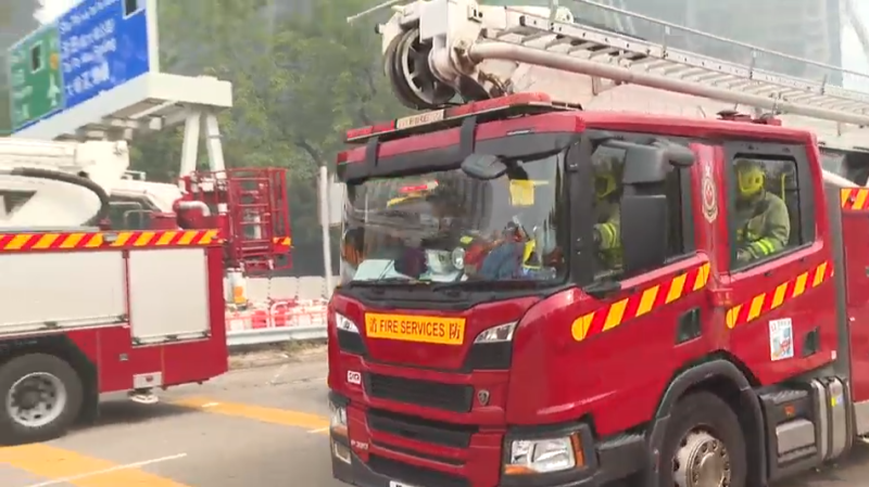 香港大埔火灾救援持续 一名31楼被困老人获救送医