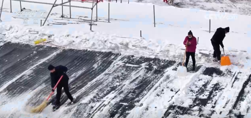 清扫、巡逻、走访……各部门协力应对风雪 保障道路畅通与群众生产生活