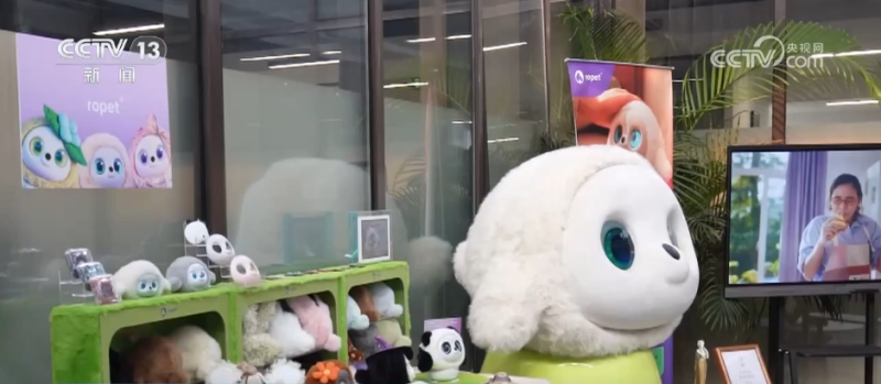 新消费图鉴 | 情感搭子、随身翻译官……“科技+”激发消费“新”风尚