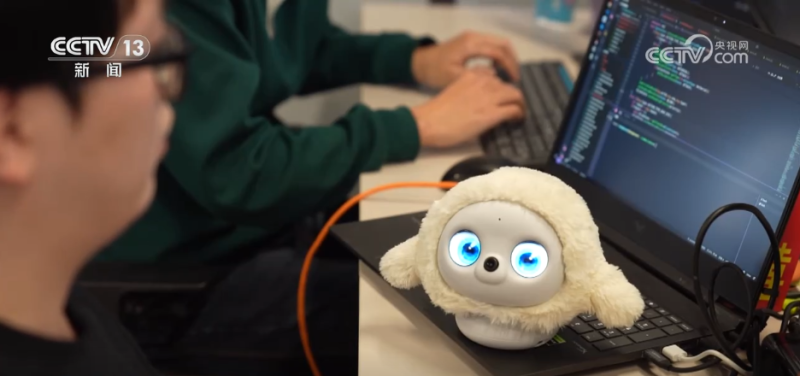 新消费图鉴 | 情感搭子、随身翻译官……“科技+”激发消费“新”风尚