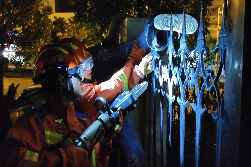 男子翻墙被铁栅栏刺伤小腿 利器贯穿伤如何急救？