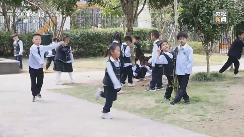 多地推行中小学春秋假,“孩子放假、家长不休”怎么办?