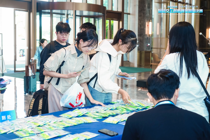 这群大学生，正在教 OPPO 做 AI 产品