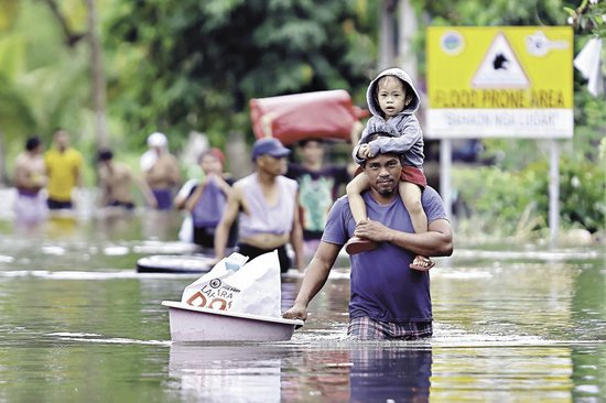 “海鸥”和“凤凰”接踵而至，近百万民众紧急疏散，一周两次超强台风袭击菲律宾