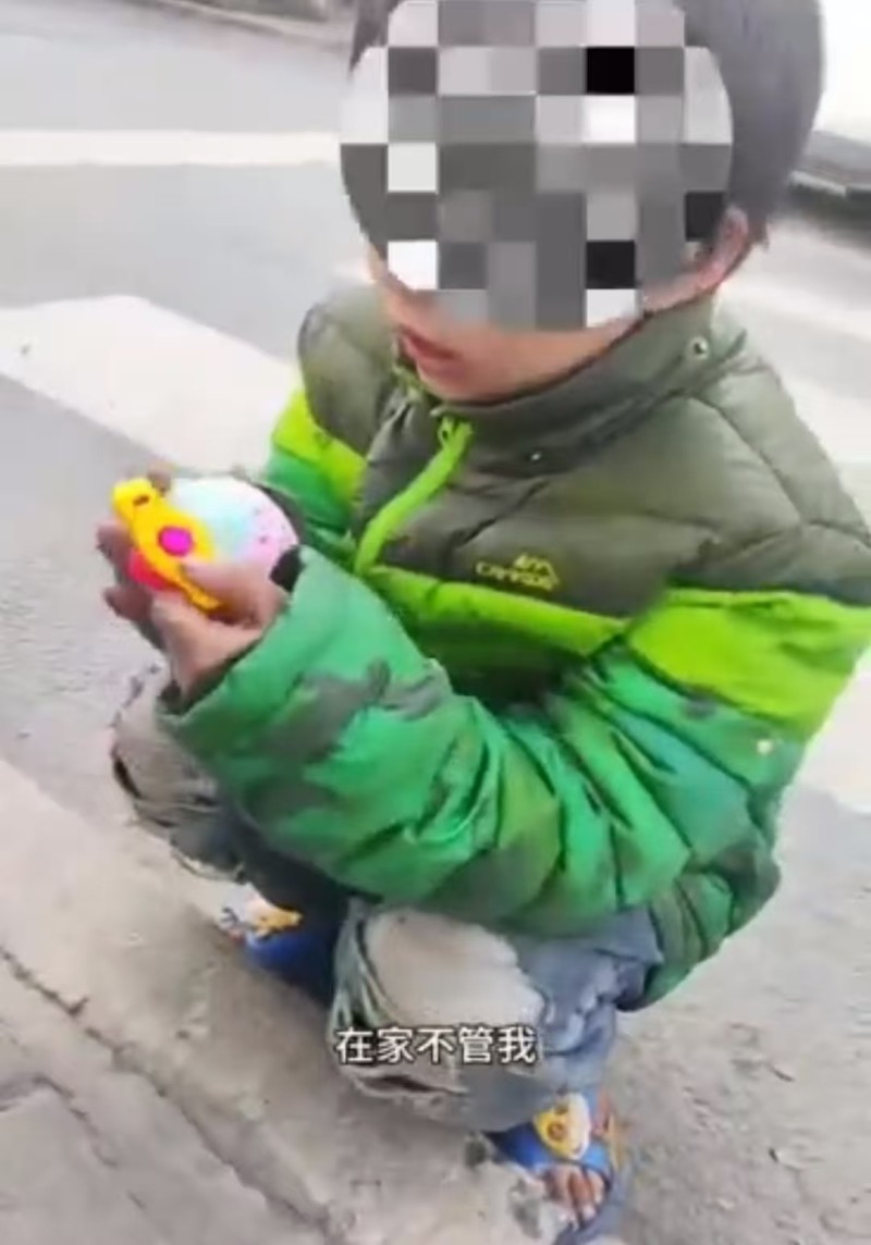 妈妈去世，8岁女孩冬天穿拖鞋流浪？村干部：由老人看管，计划将其送回学校