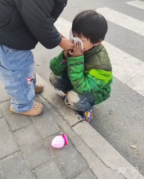 “寒冬穿拖鞋捡食”小女孩已妥善安置 官方：暂不需捐赠 感谢公众献爱心