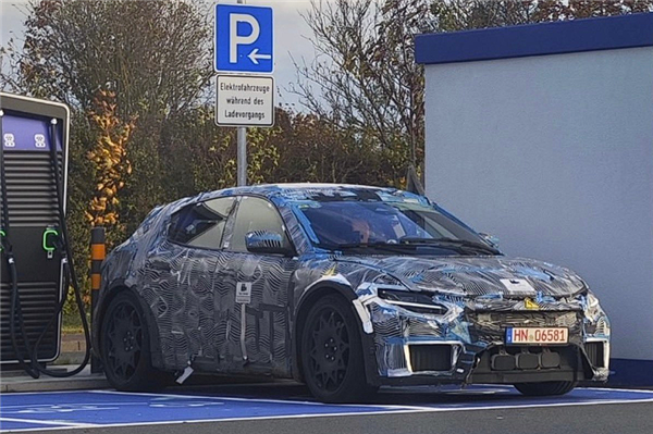 用汽车下令数千家供应商剥离中国供应链，2027年前完成；苹果获得微信小游戏抽成15%；阿里秘密启动千问项目，对标ChatGPT