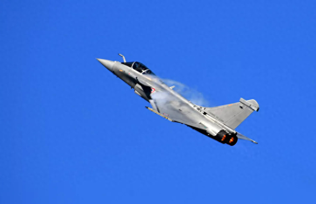 北约战斗机空中集结，五代机与四代机协同作战