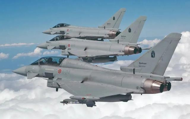 北约战斗机空中集结，五代机与四代机协同作战