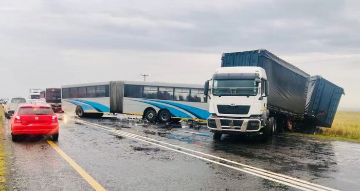 南非自由州省两车相撞 已致10死多伤